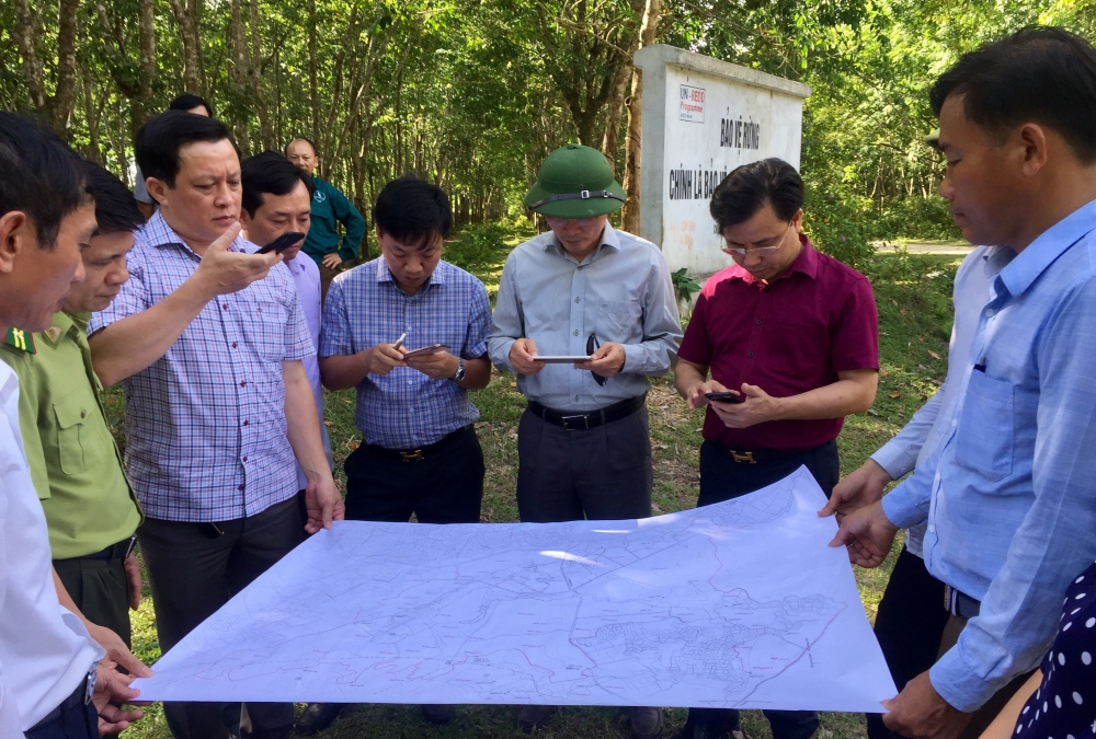 Lãnh đạo các sở, ngành liên quan và huyện Hương Khê kiểm tra thực địa  địa điểm xây dựng  trang trại bò sữa tại Hương Khê
