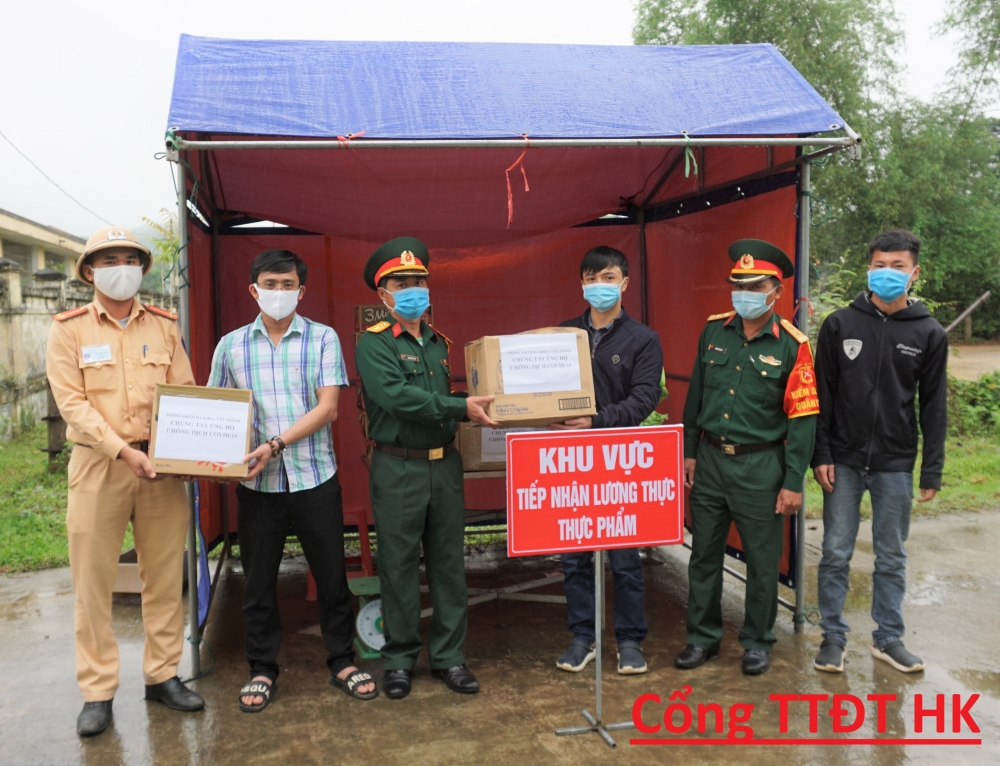 Công đoàn Phòng khám Đa khoa Tân Thành  trao hỗ trợ khu cách ly nhu yếu phẩm trị giá 5 triệu đồng.
