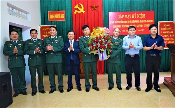 Bí thư Huyện ủy tặng hoa chúc mừng Đồn Biên phòng Bản Giàng nhân ngày truyền thống Bộ đội Biên phòng