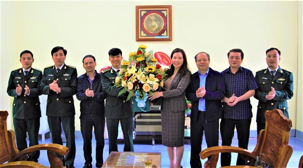 Phó Bí thư Huyện ủy tặng hoa chúc mừng Đồn Biên phòng Phú Gia nhân ngày truyền thống Bộ đội Biên phòng 3/3.