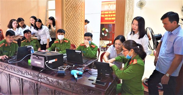 Hương Khê phấn đấu hoàn thành 85.000 thẻ căn cước công dân có gắn chíp điện tử trước ngày 1-7-2021.
