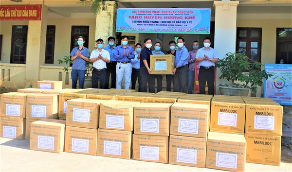  Một gia đình ở Hương Khê ủng hộ khẩu trang, đồ bảo hộ y tế trị giá 250 triệu đồng