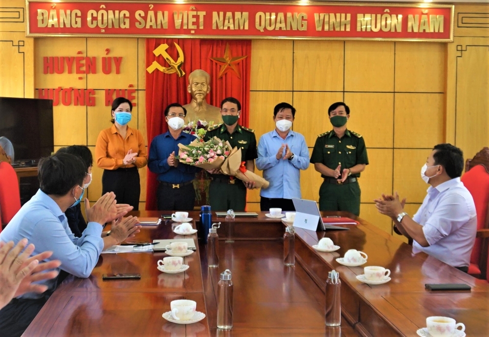 Lãnh đạo huyện gặp mặt, tặng hoa chúc mừng tân Đồn trưởng Đồn Biên Phòng Hòa Hải
