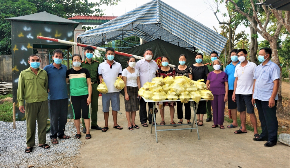 7 gia đình ở Hương Long chung tay nấu 54 suất cơm hỗ trợ công dân cách ly tại Trường Mầm non Hoa Mai.