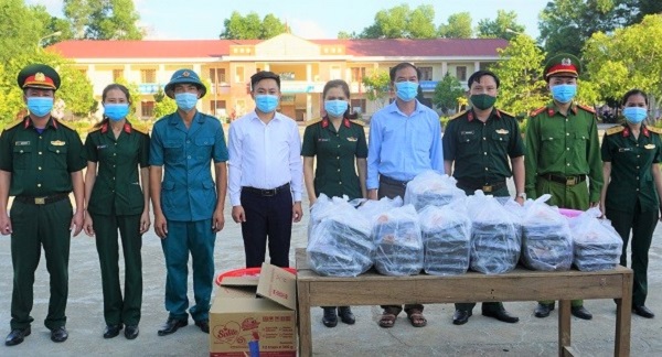 Ban CHQS huyện Hương Khê hỗ trợ trên 100 suất ăn tối cho công dân đang cách ly tập trung 