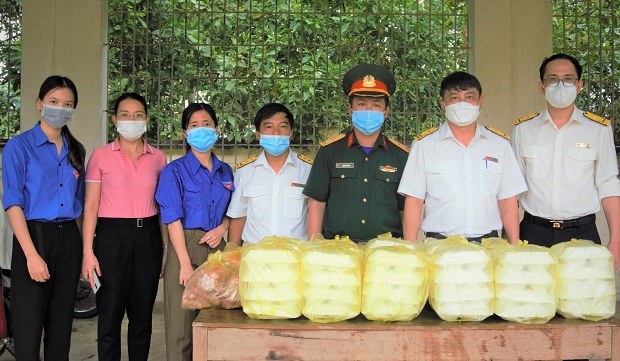 Chi Cục Thuế khu vực Hương Khê – Vũ Quang hỗ trợ 45 suất ăn trưa cho công dân tại khu cách ly tập trung Hương Bình