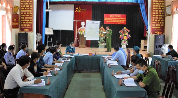 Chủ tịch UBND huyện Ngô Xuân Ninh phát biểu tại khai mạc diễn tập chiến đấu phòng thủ xã Hương Vĩnh