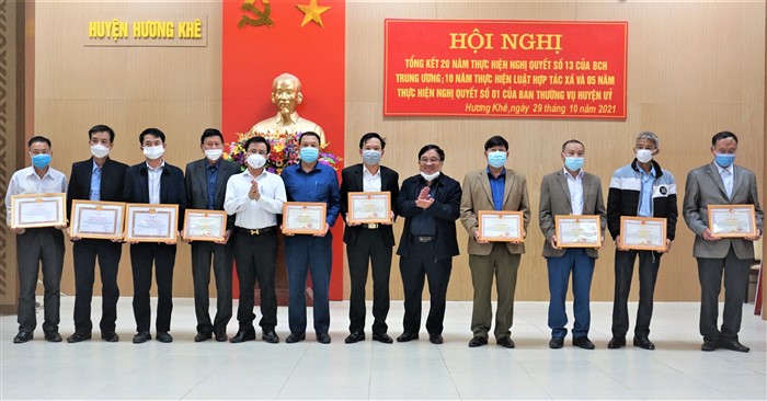 10 tập thể và 15 cá nhân được khen thưởng trong 5 năm thực hiện NQ 01 của BCH Đảng bộ huyện.