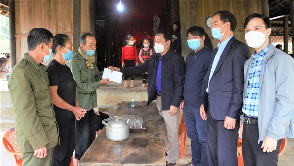 Chủ tịch UBND huyện tặng quà gia đình đặc biệt khó khăn tại Hương Lâm