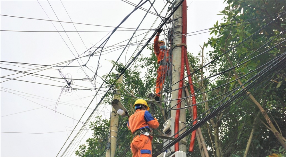 Điện lực chỉnh trang trên 5km đường dây khu vực Thị trấn huyện
