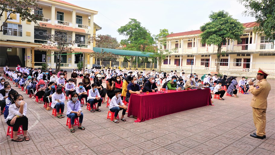 Trường THCS&THPT Dân tộc Nội trú Hà Tĩnh tuyên truyền pháp luật cho học sinh