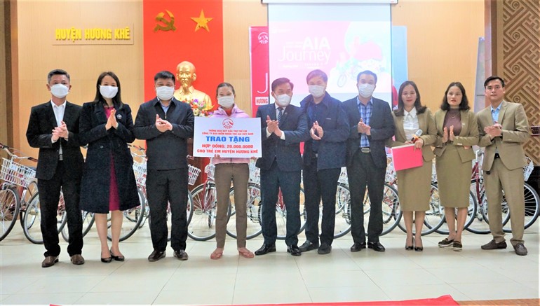 AIA trao học bổng, tặng xe đạp, hợp đồng bảo hiểm trị giá trên 1,2 tỷ đồng tại Hương Khê