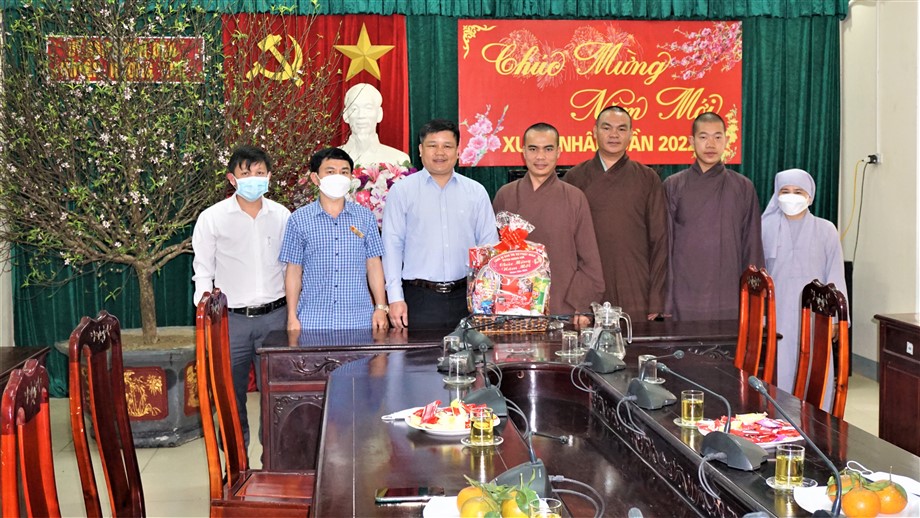 Ban Trị sự Hội Phật giáo Hương Khê chúc tết UBND huyện.
