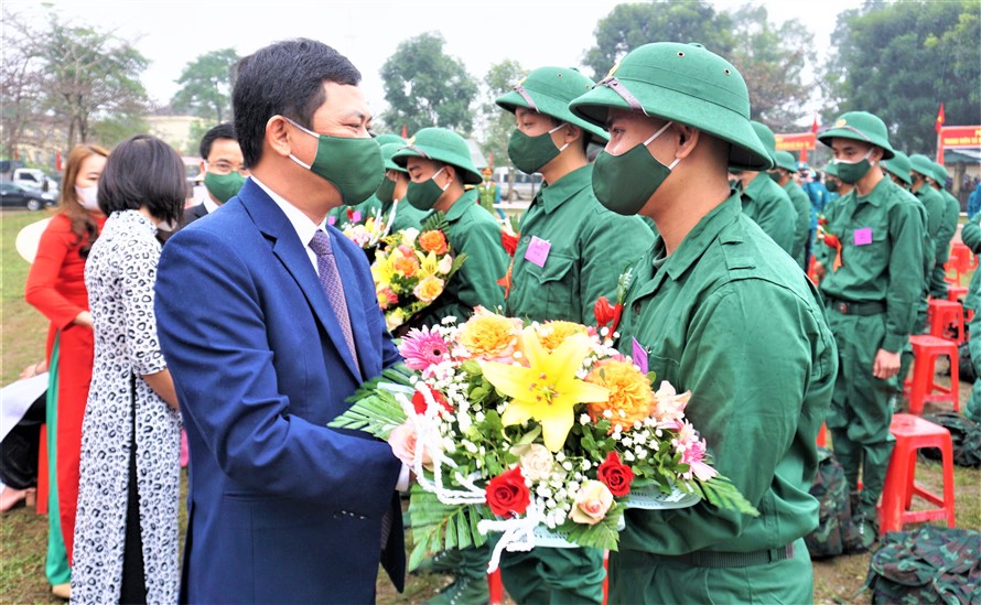           129 thanh niên Hương Khê lên đường làm nhiệm vụ bảo vệ Tổ quốc  