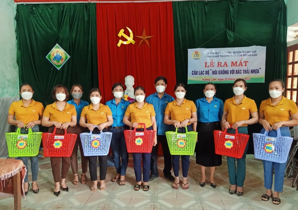 Công đoàn Trường MN Hương Lâm ra mắt CLB “ Nói không với rác thải nhựa” 