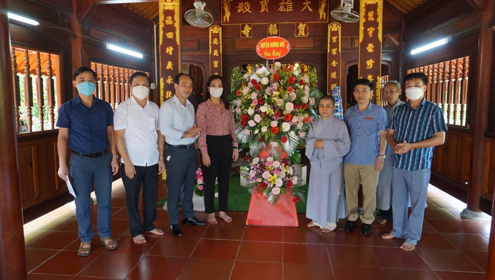 Phó Bí thư Thường trực Huyện ủy tặng hoa chúc mừng nhân dịp Đại lễ Phật Đản