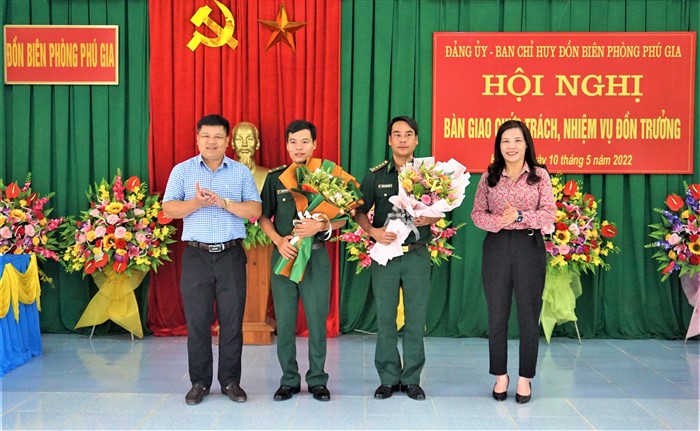Lãnh đạo huyện tặng hoa chúc mừng Lãnh đạo Đồn Biên phòng Phú Gia