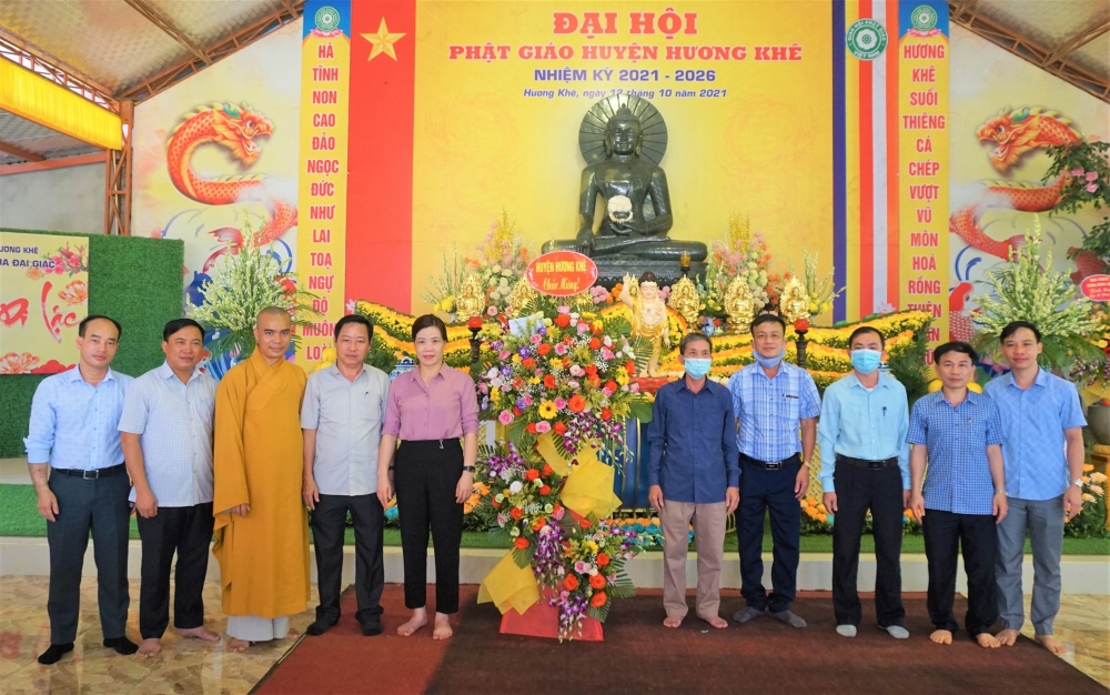 Lãnh đạo huyện chúc mừng Hội Phật giáo Hương Khê nhân Đại lễ Phật đản.