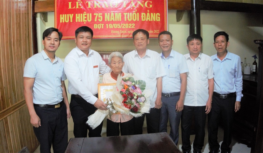 Trao Huy hiệu 75 năm tuổi Đảng cho 2 đảng viên tại Phú Phong và Hương Xuân