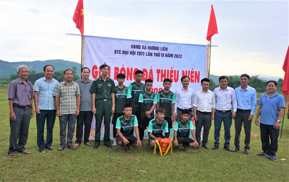 Bản Rào Tre đạt giải nhất giải bóng đá nam thiếu niên xã Hương Liên