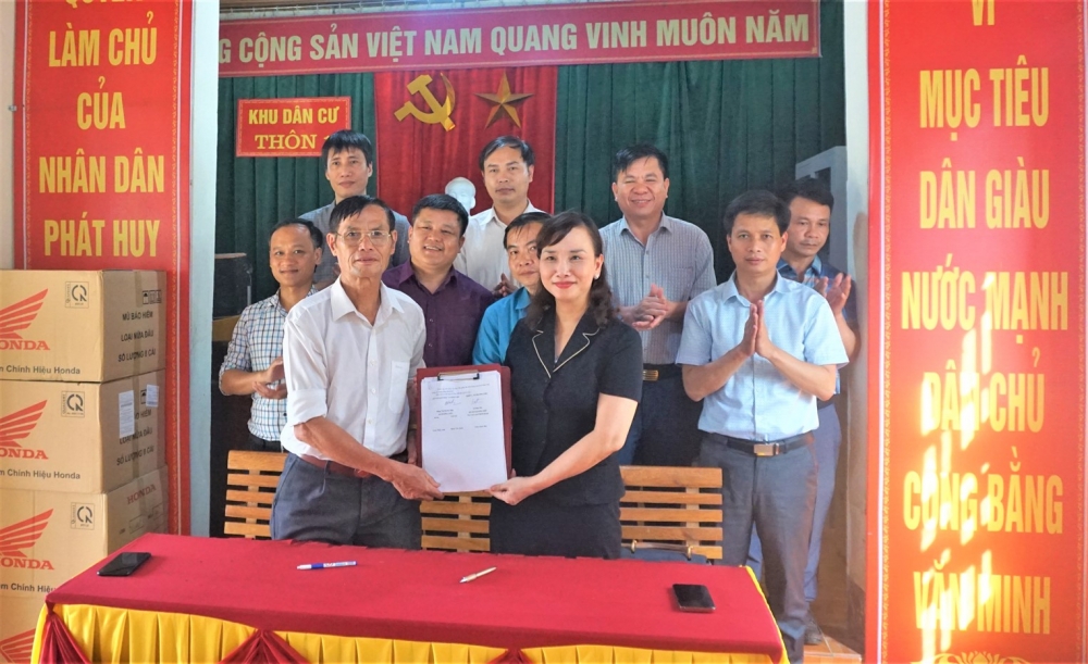 Sở GD&ĐT ký kết đỡ đầu thôn 1, xã Hương Liên xây dựng NTM.
