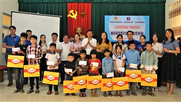                        Hương Khê có thêm 20 trẻ mồ côi được nhận đỡ đầu 