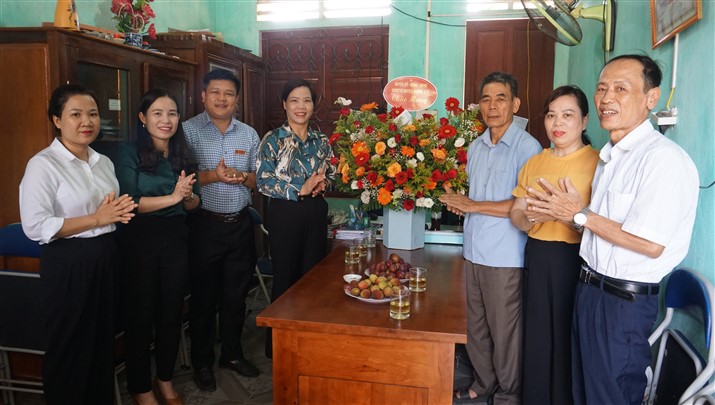 Lãnh đạo Huyện ủy, HĐND, UBND, UBMTTQ huyện tặng hoa chúc mừng Hội Người cao tuổi.