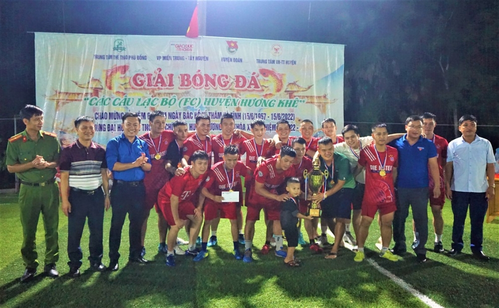 Đội bóng FC Huế Huân giành cúp bóng đá các Câu lạc bộ FC huyện Hương Khê.