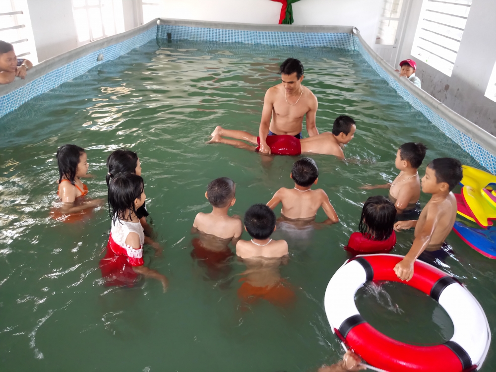  Hương Khê dồn lực dạy bơi miễn phí cho trẻ em dịp hè 2022