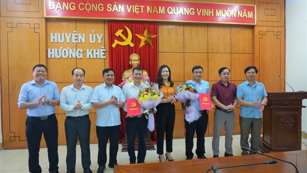 Điều động, bổ nhiệm 2 cán bộ tại Huyện ủy Hương Khê