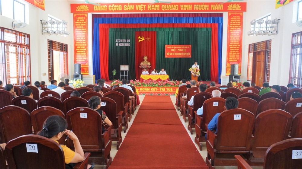       Bí thư Huyện ủy, Chủ tịch HĐND huyện tiếp xúc cử tri Hương Long