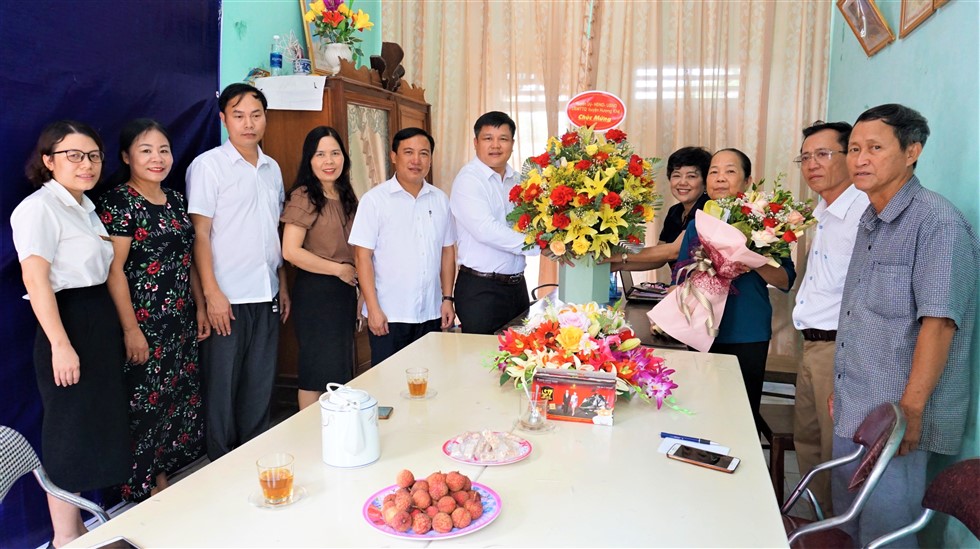 Lãnh đạo huyện chúc mừng Hội Cựu giáo chức huyện nhân ngày truyền thống