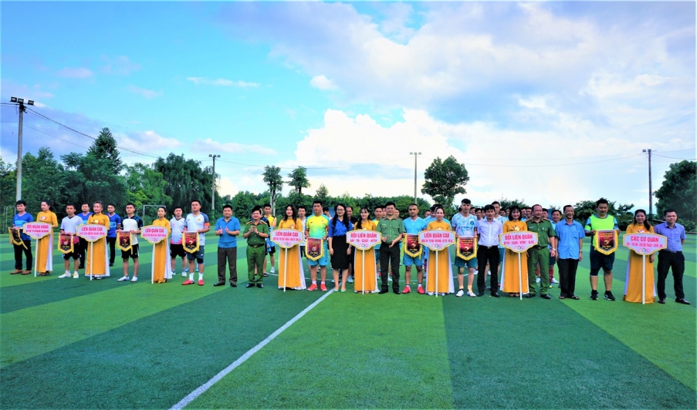Giải bóng đá nam Công an huyện Hương Khê thu hút 8 đội tham gia