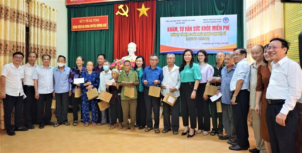 Nguyên Bộ trưởng Bộ Y tế Nguyễn Thị Kim Tiến tặng quà gia đình chính sách khó khăn trên địa bàn Hương Khê