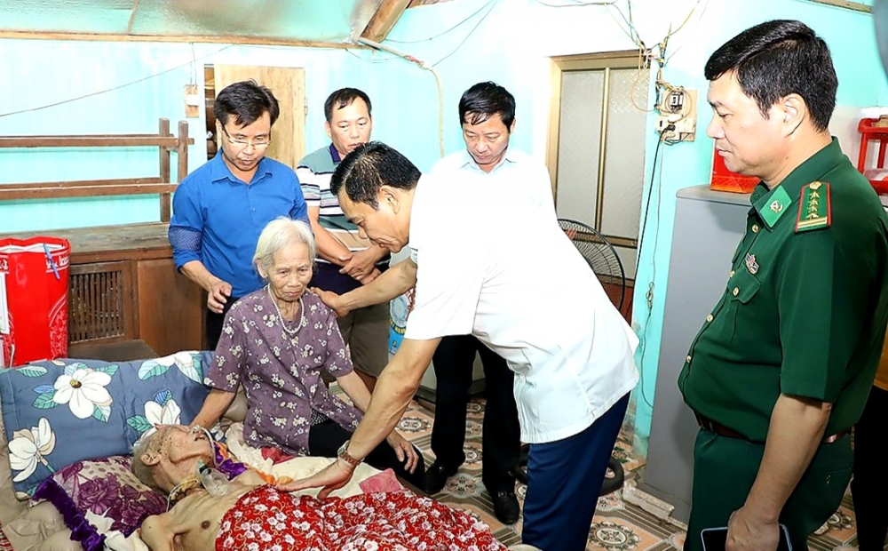 Chủ tịch UBND tỉnh thăm, tặng quà gia đình chính sách ở Hương Khê