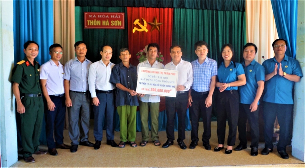 Trường Chính trị Trần Phú hỗ trợ thôn 13, Hòa Hải 200 triệu đồng