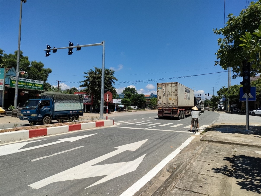 Sự cần thiết lắp đặt tín hiệu đèn giao thông tại điểm giao cắt ở huyện Hương Khê