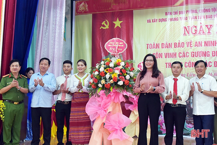 Giám đốc Công an tỉnh và lãnh đạo huyện chung vui ngày hội Toàn dân BVANTQ tại xã Hương Liên