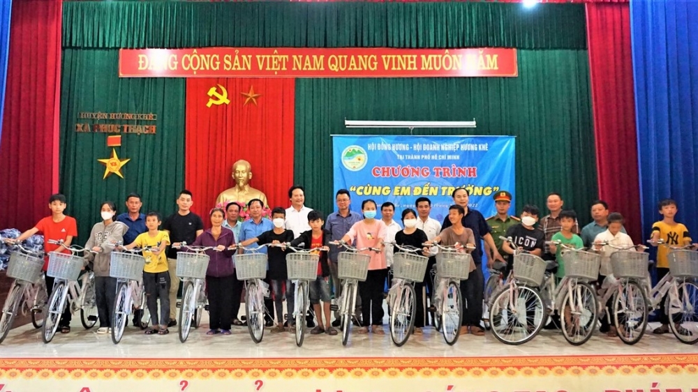 Hội đồng hương tại TP Hồ Chí Minh tặng xe đạp và cặp sách cho học sinh nghèo Hương Khê