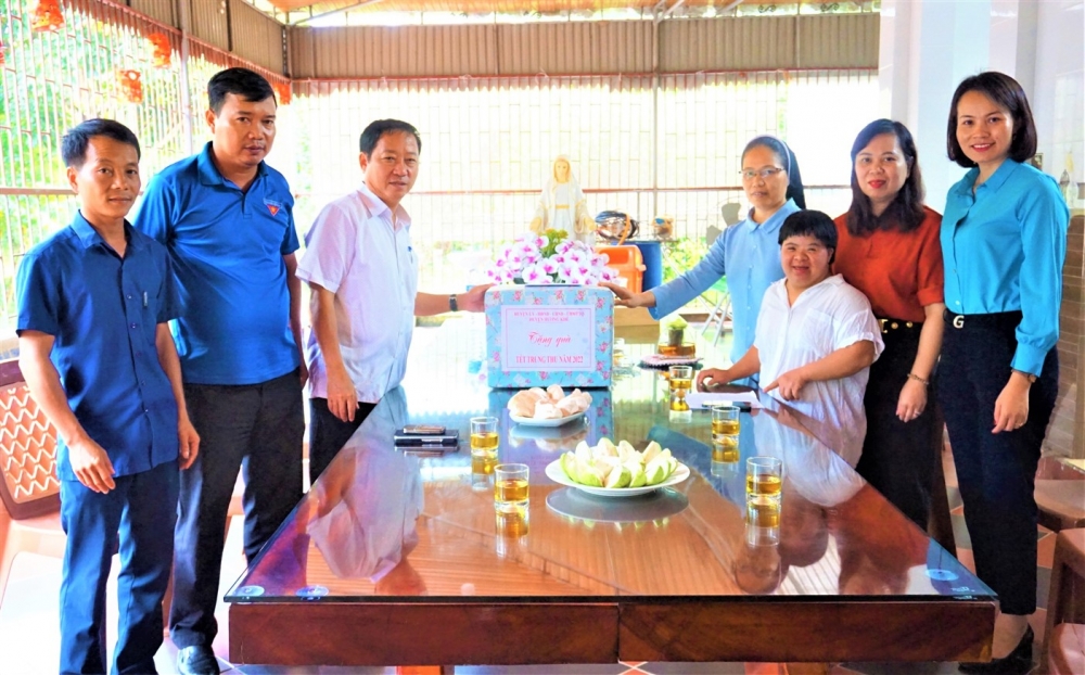 Chủ tịch UBND huyện tặng quà Tết Trung thu tại Trung tâm mái ấm mồ côi, khuyết tật Hồng Phúc