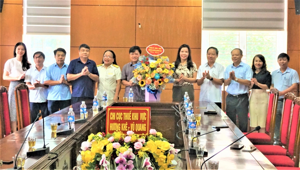Lãnh đạo huyện chúc mừng Chi cục Thuế Hương Khê -Vũ Quang nhân ngày truyền thống