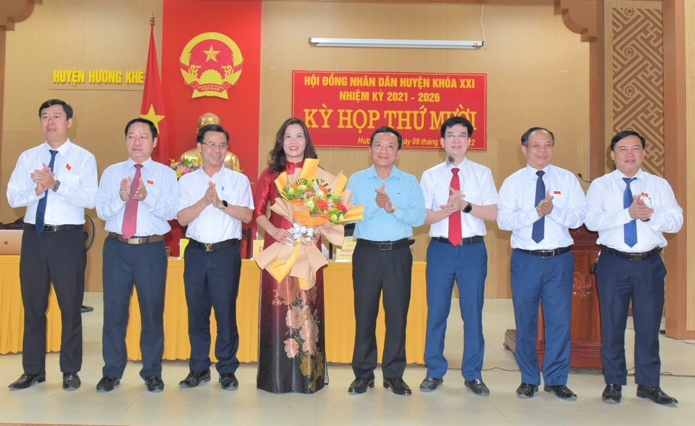 Bà Từ Thị Hòa, Phó Bí thư TT Huyện ủy giữ chức Chủ tịch HĐND huyện