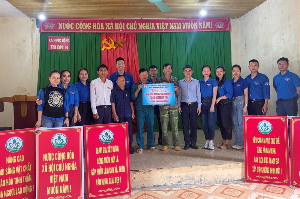 Đoàn cơ sở Sở Văn hóa, Thể thao và Du lịch hỗ trợ xây dựng nông thôn mới tại xã Phúc Đồng, huyện Hương Khê