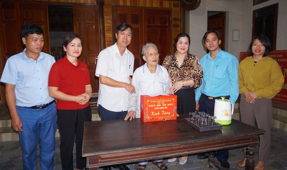 Lãnh đạo huyện tặng quà cho đảng viên 75 tuổi đảng nhân kỷ niệm 155 năm thành lập huyện