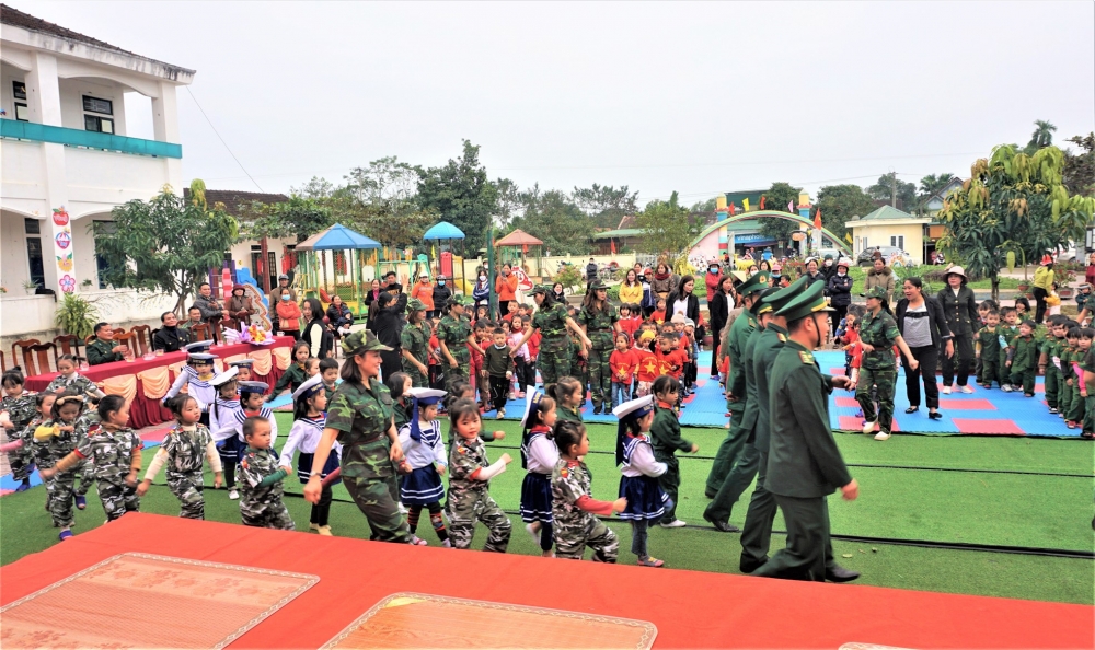 Trường Mầm non Hương Vĩnh hoạt động trải nghiệm Bé tập làm chiến sĩ