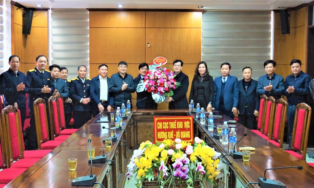 Lãnh đạo huyện tặng hoa động viên Chi cục thuế Hương Khê - Vũ Quang và Kho bạc Nhà nước huyện ngày làm việc cuối năm
