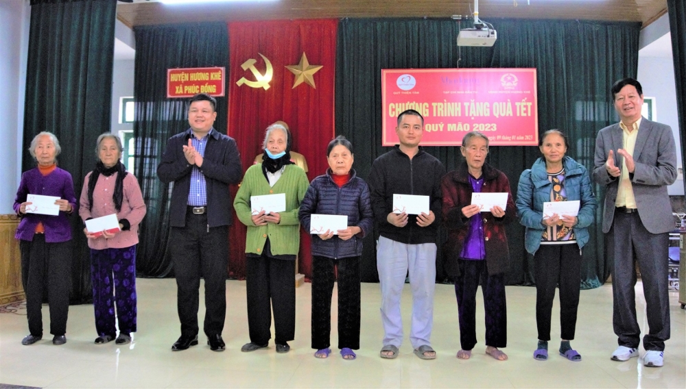 Tạp chí Nhà đầu tư và Quỹ Thiện tâm trao 200 suất quà cho người nghèo huyện Hương Khê