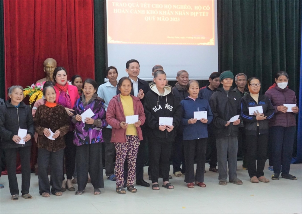 Đảng ủy Khối các CQ và DN tỉnh chia sẽ khó khăn với người nghèo xã Hương Xuân