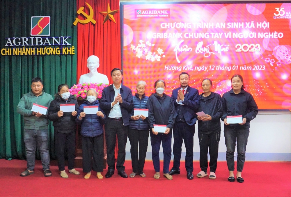 Agribank Chi nhánh Hương Khê, Hà Tĩnh II trao 60 suất quà cho người nghèo