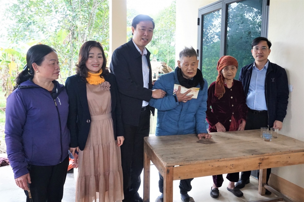Phó Chủ tịch UBND huyện tặng quà tại xã Hương Lâm